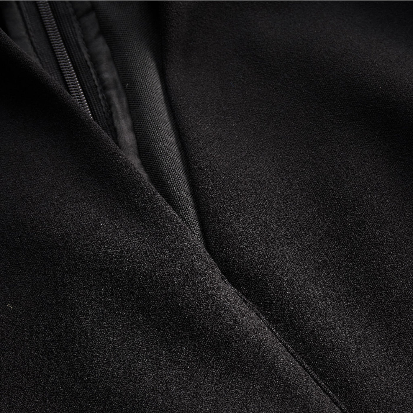 Nora™ | Elegantna crna haljina s remenom i mandarinskim ovratnikom