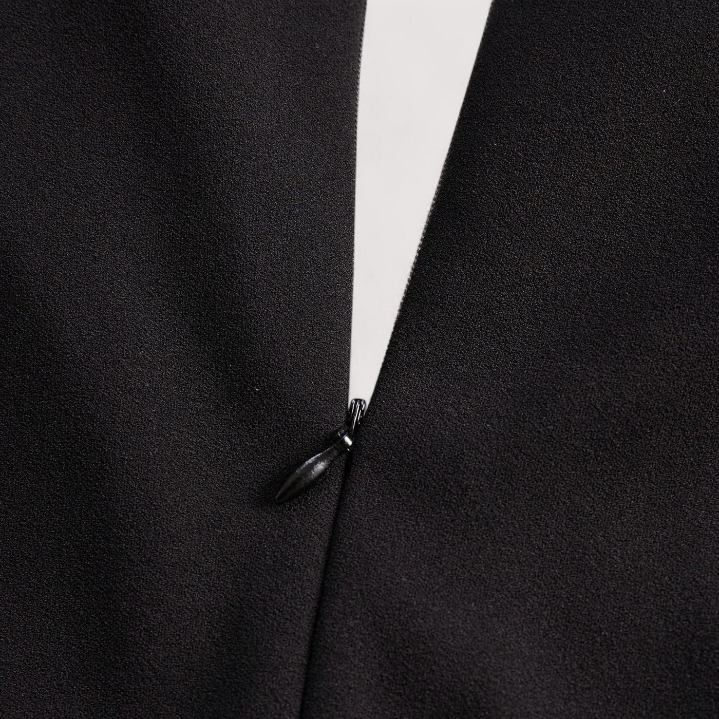 Nora™ | Elegantna crna haljina s remenom i mandarinskim ovratnikom