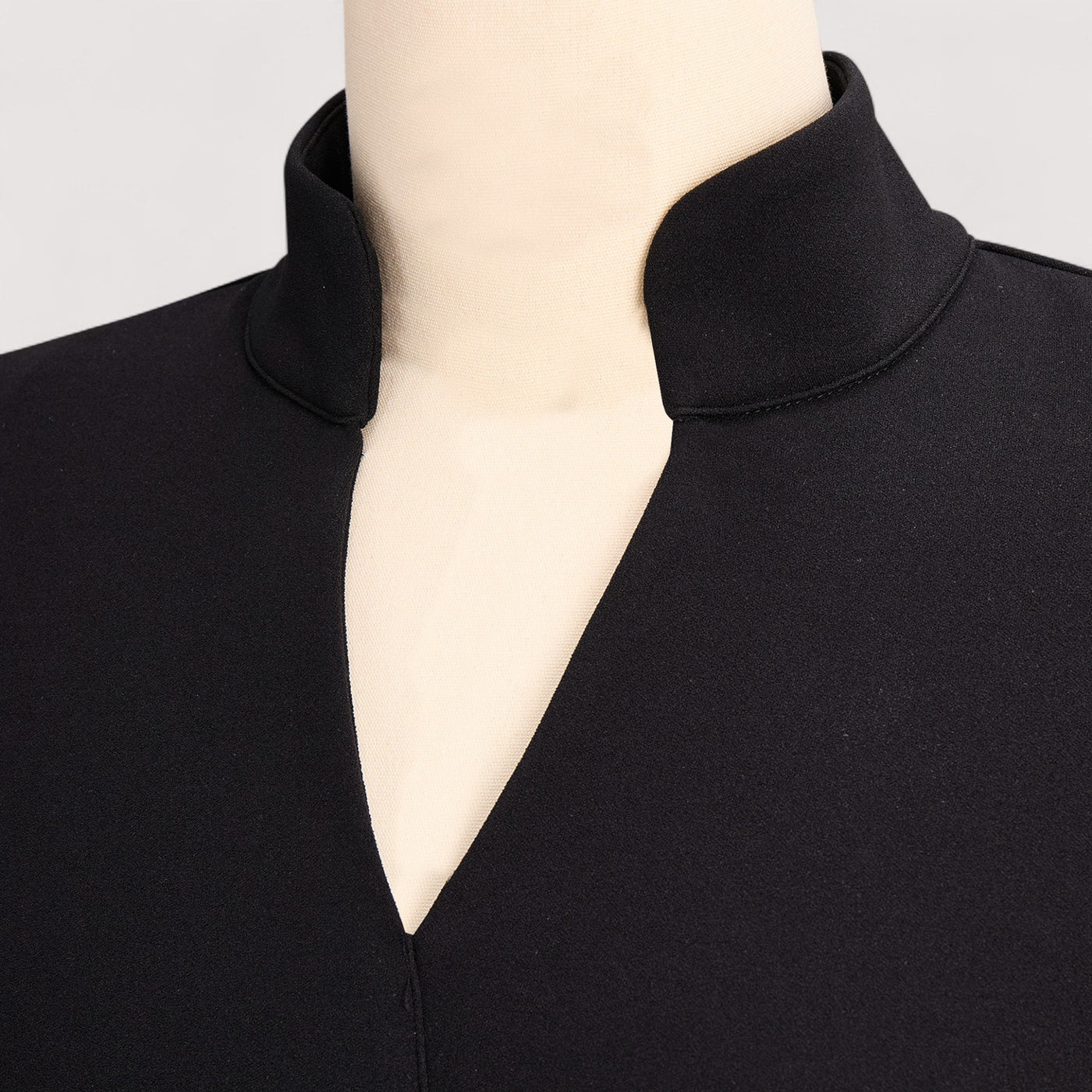 Nora™ | Elegantna crna haljina s remenom i mandarinskim ovratnikom