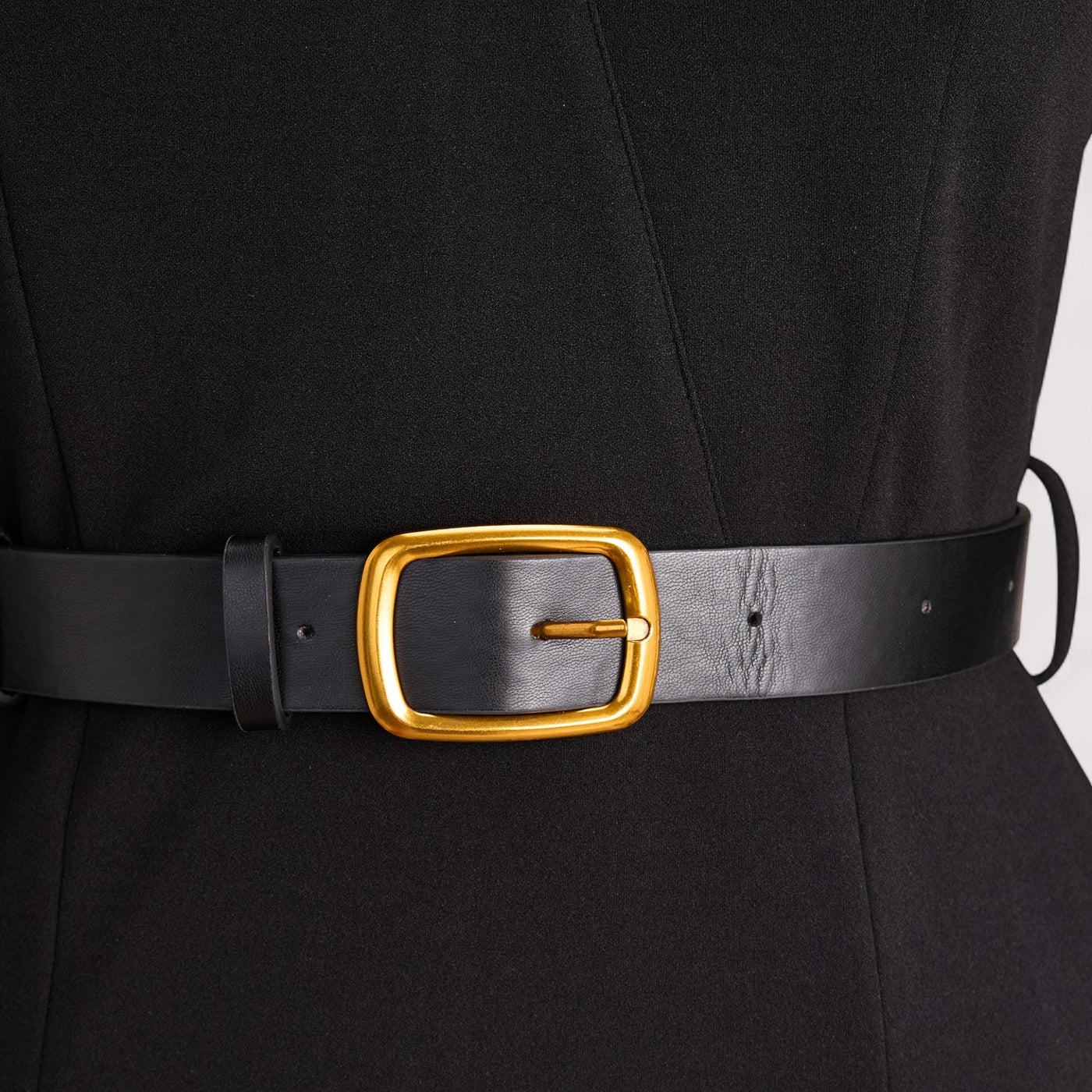 Nora™ | Elegantna crna haljina s remenom i mandarinskim ovratnikom