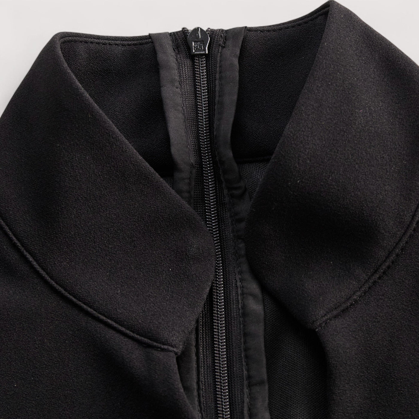 Nora™ | Elegantna crna haljina s remenom i mandarinskim ovratnikom