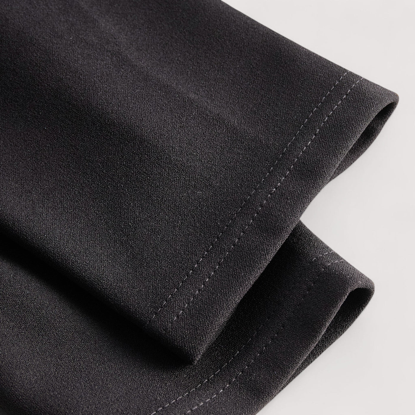 Nora™ | Elegantna crna haljina s remenom i mandarinskim ovratnikom