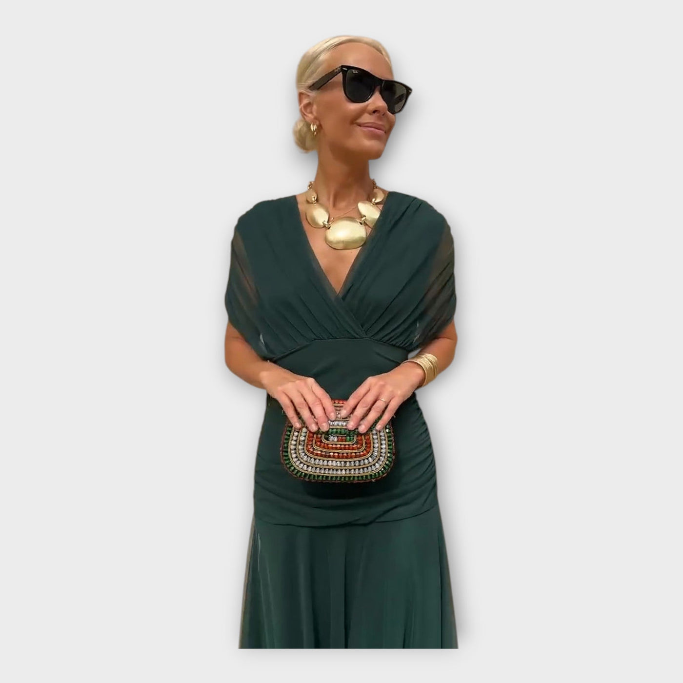 Zračna Haljina s Impresivnim Izrezom