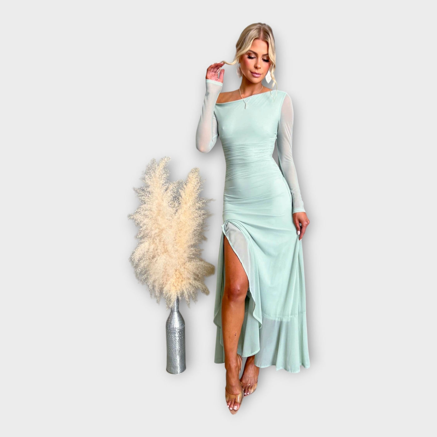 Impresivna Haljina s Elegantnom Linijom