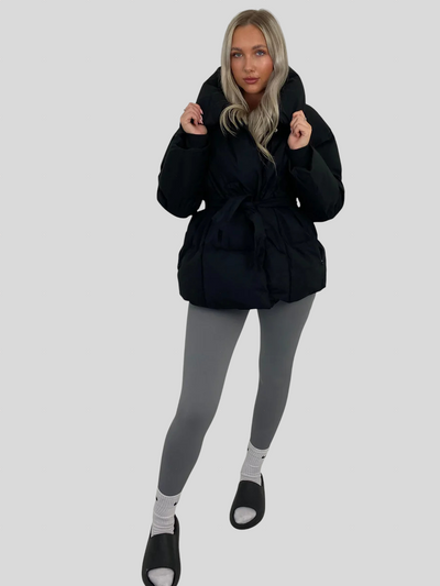 Karly – Kratka Puf Jakna s Remenom