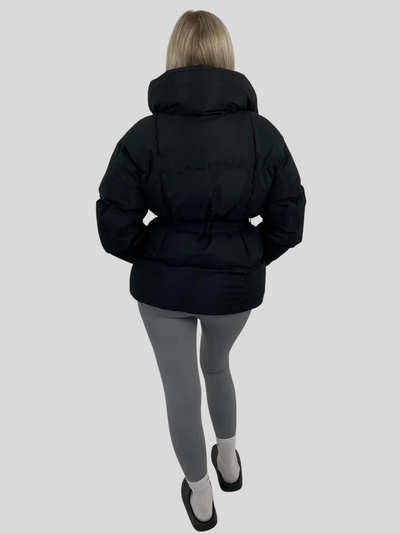 Karly – Kratka Puf Jakna s Remenom